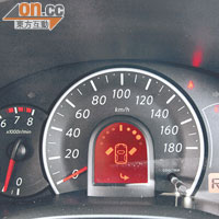 錶板可顯示輪胎轉向角度，毋須探頭車外都可得知輪胎方向。