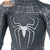背脊縫有立體蜘蛛Logo，並非求其印上去。