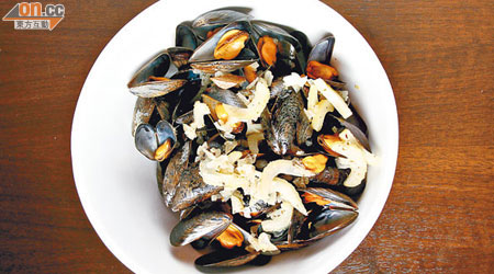 Mariniere Mussels  $138（小）<BR>最Classic的食法，以白酒、西芹、百里香等炮製，嘗出青口的天然鮮甜味。