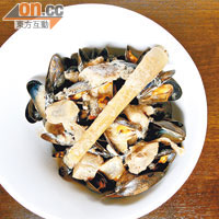 Thai Mussels   $138（小）<BR>極具亞洲風味，泰式青咖喱富濃濃椰香，惹味不辣。