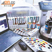 使用電腦分析顏色劑量，再由專業技師進行混色，令顏色準確度達到95%。