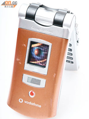 首部解鎖瀛機<BR>Vodafone 802SE是首部成功解鎖的日系手機，Simon當年大量引入，曾在港掀起熱潮。