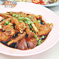 除了白切雞，也有不少雞之菜式，例如相當入味的冬菇雞腳。售RM5（約HK$13）