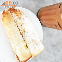 白咖啡香而不澀，加上烤得脆口的咖央，是下午茶的孖寶之選。白咖啡及咖央均RM1.4（約HK$3.5）