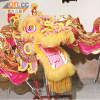 姜氏特別為龍年來臨設計四條新龍，相中的橙黃色龍有大吉大利之意。