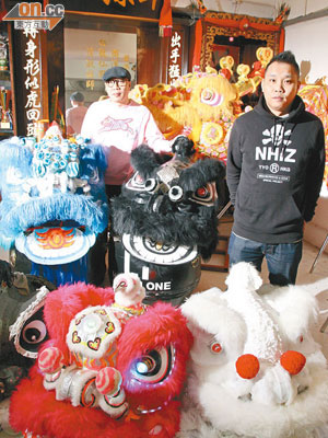姜偉忠（左）同姜偉康（右）希望提升舞獅在社會的地位，令大家尊重及欣賞舞獅文化。