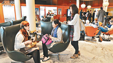 愛設計的日本遊客，專程來酒店大堂坐大師作品。