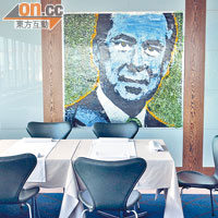 20樓的餐廳牆上，砌了第一任經理Alberto Kappenberger的壁畫。