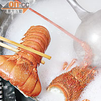 龍蝦頭及尾放於滾水灼10至12分鐘後用作伴碟，可在水中加鹽或薑辟除腥味。