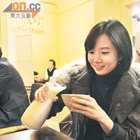 韓國年輕人在新年時會敍舊一番，較少會躲起來避年避世。