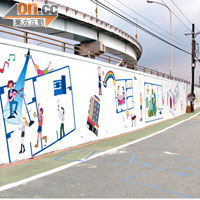 前往寶藏巖的小路上，特別找來藝術家潘羽佑在路邊的牆上繪上卡通風格的城市風光。