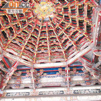 龍山寺是國家一級古蹟，建築手工細膩，並擁有350多年歷史。