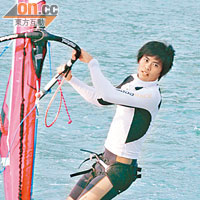 陳敬然曾於多個滑浪風帆比賽為港爭光，故有「風之子」之稱。