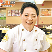 大廚吳師傅是杭州人，當廚師20多年，功架十足。