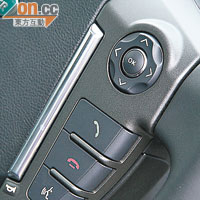 軚盤兩邊皆設有設備控制鍵，操控車上配備更感方便。