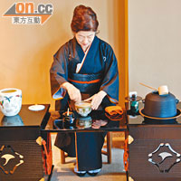 福壽園內有品茶專層，穿上和服的茶師按足茶道規矩為你泡茶。
