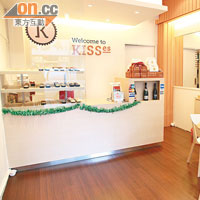 店內以橙色及白色為主，木枱配襯白椅子，營造簡樸、舒適氣氛。