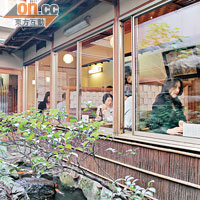 百年老店內庭依舊保存日式小花園的情懷。