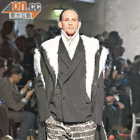 Blazer jacket配襯fur-trimmed vest，下配圖案trousers，英姿中添上貴氣。