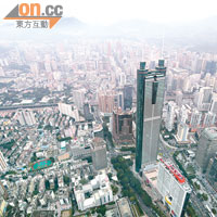 站在酒店俯視，深圳市的繁華景象無遮無擋睇到盡。