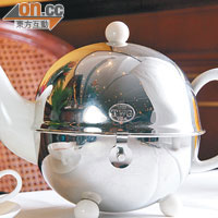 所有茶壺都有「金鐘罩」，其實這是附有絨布的不銹鋼外殼，用來保溫，可維持約1小時，貼心。