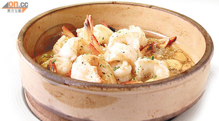 Garlic Shrimp $65（Tapas）、$125（Starter）<Br>Tapas中的經典，少有的用新鮮生猛本地蝦，特別爽口鮮甜。先爆香橄欖油、蒜頭及辣椒，加入鮮蝦泡10秒鐘，即放在預熱的沙鍋奉客，熱辣滾燙，鮮味盡保留。