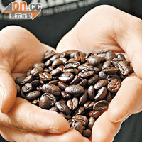 咖啡調配師就像是香水師一樣，將累積的經驗和知識，將不同特質的咖啡豆，調製出具有獨特味道、香氣的咖啡。