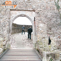 碧湖城堡聳立在北面的懸崖上，大家需登山才可到達城門。