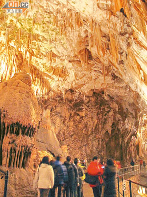走進地下200公尺的鐘乳石洞內，渾然天成的美景，不得不驚嘆大自然的神奇。