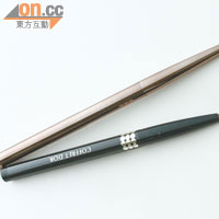 （上）COFFRET D'OR Smooth Touch Eyebrow $90（c）、（下）LUNASOL Brow Styling Pencil $320（b）