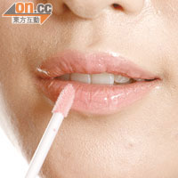 4. 以唇膏及唇彩打造水潤Creamy唇色。