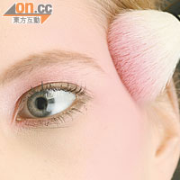 3　於顴骨至眼眉C位打圈掃上粉紅色胭脂至近眉毛位，之後在髮線位用粉餅印上少許乾粉，營造自然漸變效果。