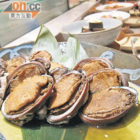 日式清酒煮鮑魚<br>以傳統的日式醬汁和清酒烹調，味道香濃鮮美，鮑魚肉質軟腍。
