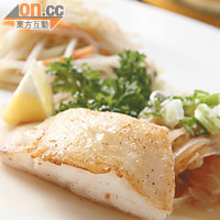 銀鱈魚配香草牛油汁（自選主菜之一）<br>來自日本的銀鱈魚入口嫩滑，加上香草牛油汁，味道一流。