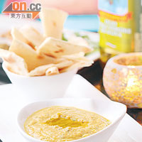Homemade Dips W/ Pita（Hummus） $48<BR>據說中東人喜歡將Hummus當作前菜，以鷹嘴豆加入橄欖油、蒜泥等混合製成，入口好Creamy，味道甜甜的好健康。