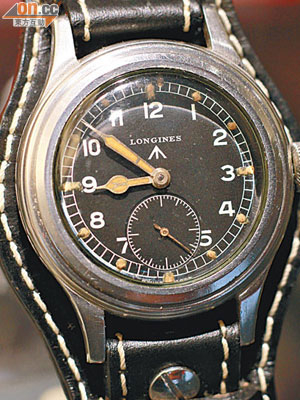 LONGINES於四十年代為英軍設計的手錶Greenlander，錶面及指針箭嘴設計特別，錶底刻有特別記號，十多年前千多元，現升至二萬多元。