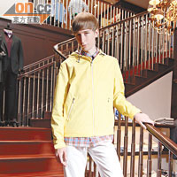 Brooks Brothers黃色有帽外套 $1,690、彩色格仔恤衫 $750、白色摺腳長褲 $980