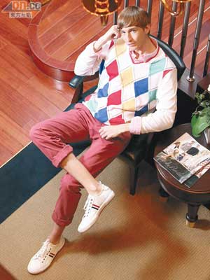 Brooks Brothers彩色菱格針織衫 $1,100、粉紅色恤衫 $850、紅色長褲 $980、白×紅×黑色橫間波鞋 $2,500