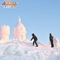 有些雪雕作品大如城堡，人人可攀爬。