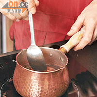 印度香料奶茶即叫即煮，滿室充斥香料和茶香。