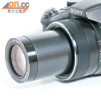 HX200V選用更高級的蔡司Vario Sonnar T* 30倍變焦鏡頭，廣角端最大光圈更達F2.8。