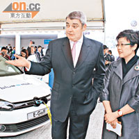 在「大眾e起來‧駕馭藍創想」活動上，Volkswagen HK董事總經理Till Scheer向環境局副局長潘潔介紹最新電動車。