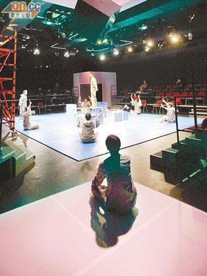 學員可在香港話劇團的「黑盒劇場」內作公開演出，學習及體驗專業的舞台表演。