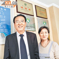 當地旅遊局副局長薛剛（左）和老闆娘陳小梅（右）合照，其身旁的就是他的「羊雜碎」詩作。