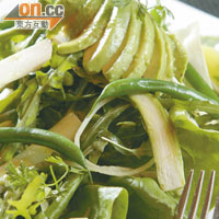 The Real Green Salad $98（c）<br>菜如其名，全部是青菜，以意大利初榨橄欖油拌之，味蕾像經過洗擦；沙律更有西班牙的橄欖油珠裝飾，清新之餘又帶咬口。