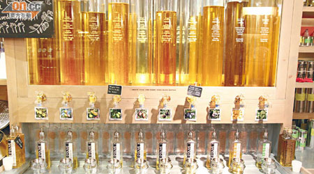 橄欖油自助吧約有10款不同種類的橄欖油，你大可隨個人口味自己Blend !普通樽裝$198/250毫升。
