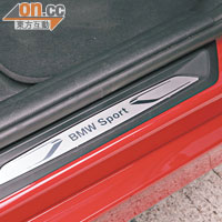 車門邊的電鍍邊加上BMW Sport字樣，凸顯身份。