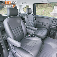 全車獨立座位均附設手枕，提供舒適乘坐感。