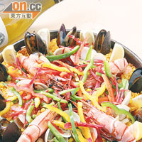 西班牙海鮮焗飯$298（中）  ，$438（大） <BR>焗飯有大蝦、青口、蜆等多款海鮮，繽紛吸引；米飯甘香。