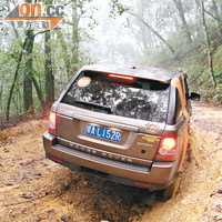 通過泥坑時若然車速過快，便有機會令輪胎陷入泥沙之中。